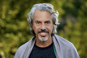 Botanical medicine hunter Chris Kilham receives 2025 American Botanical Council Champion Award
