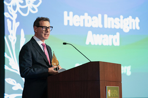 Sid Sudberg of Alkemist Labs receives AHPA Herbal Insight Award